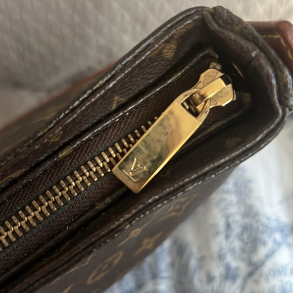 Authentic Louis Vuitton Monogram Looping MM Shoulder Bag. - Picture 14 of 14